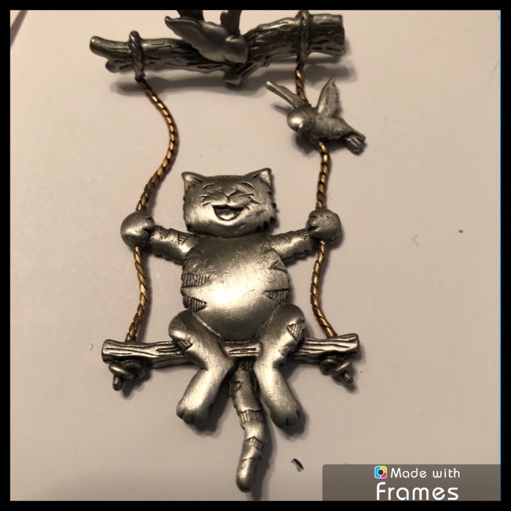 Vintage JJ silvertone brooch